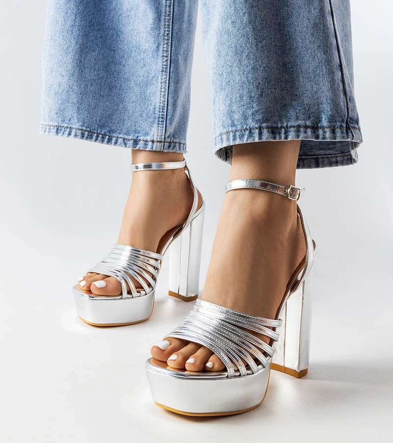 Czarne lakierowane masywne sandały na słupku