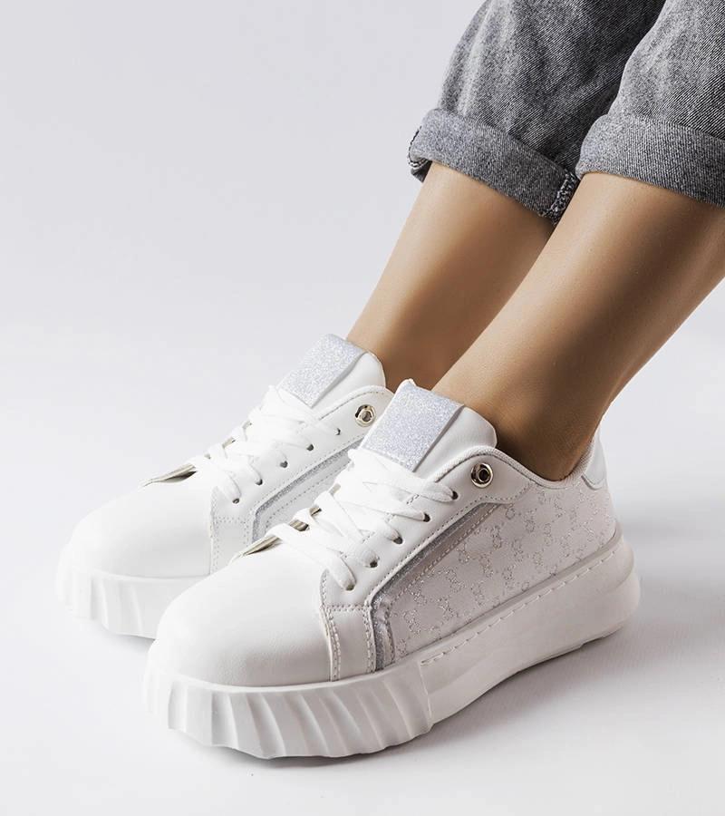 Białe sneakersy na platformie