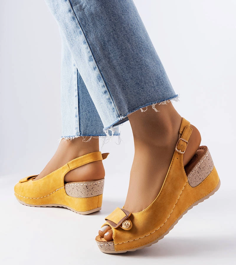 Żółte sandały na koturnie