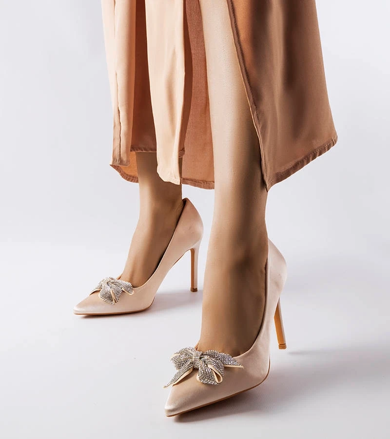 Beżowe satynowe szpilki