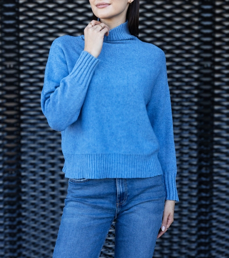 Niebieski golf o luźnym kroju