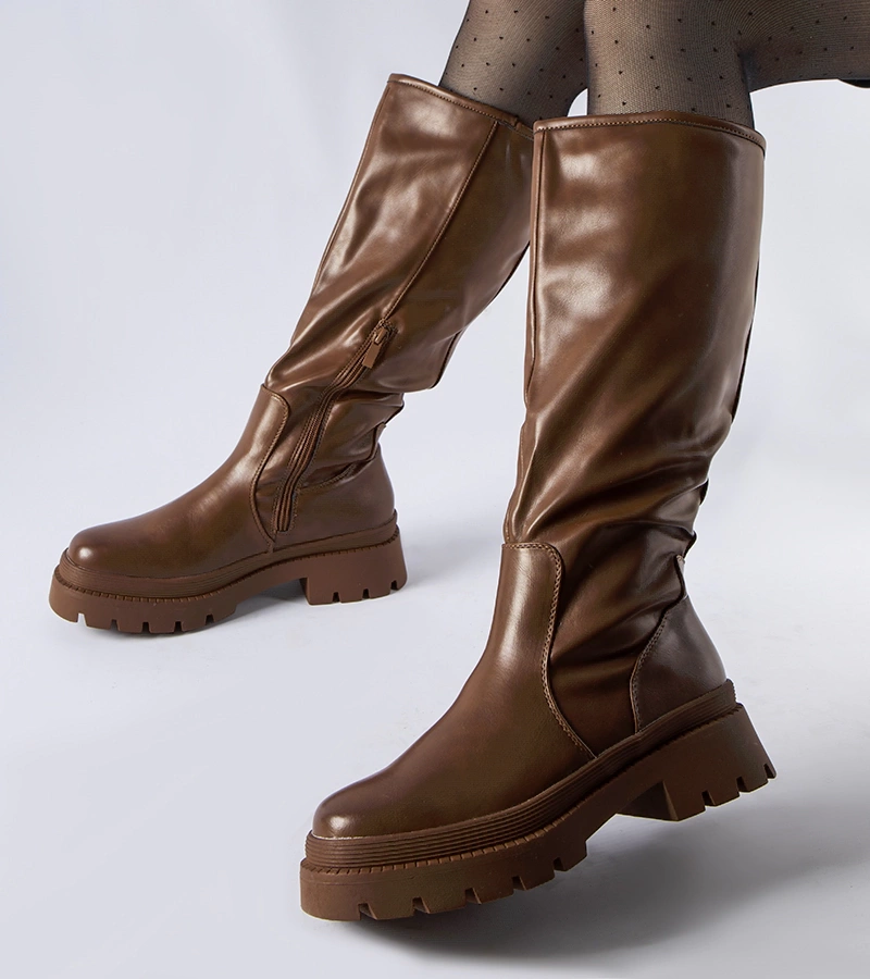 Brązowe płaskie klasyczne kozaki