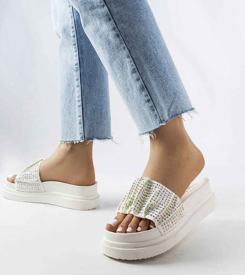 Białe klapki na platformie z cyrkoniami