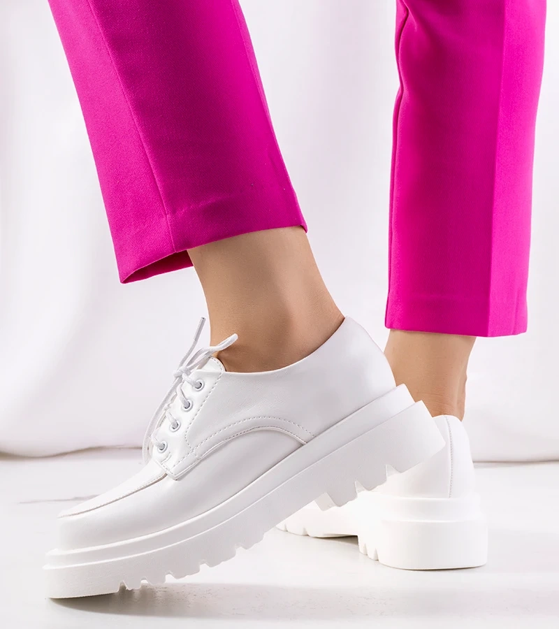 Biae półbuty na wysokiej podeszwie