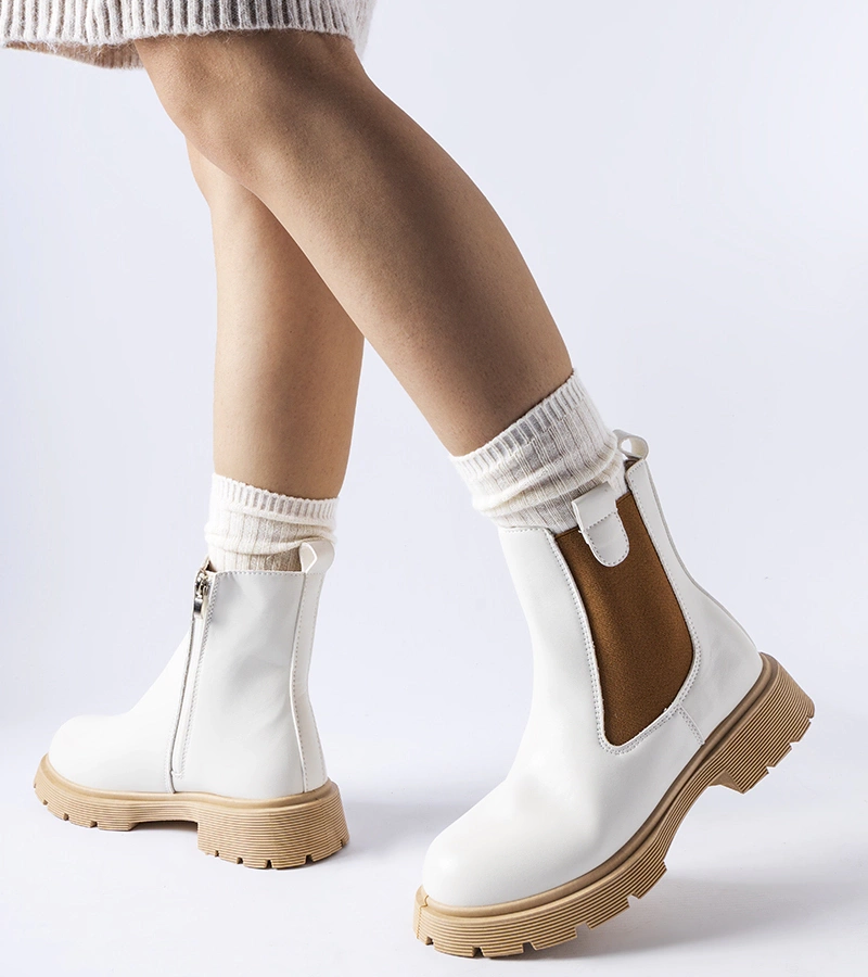 Białe botki na beżowej podeszwie
