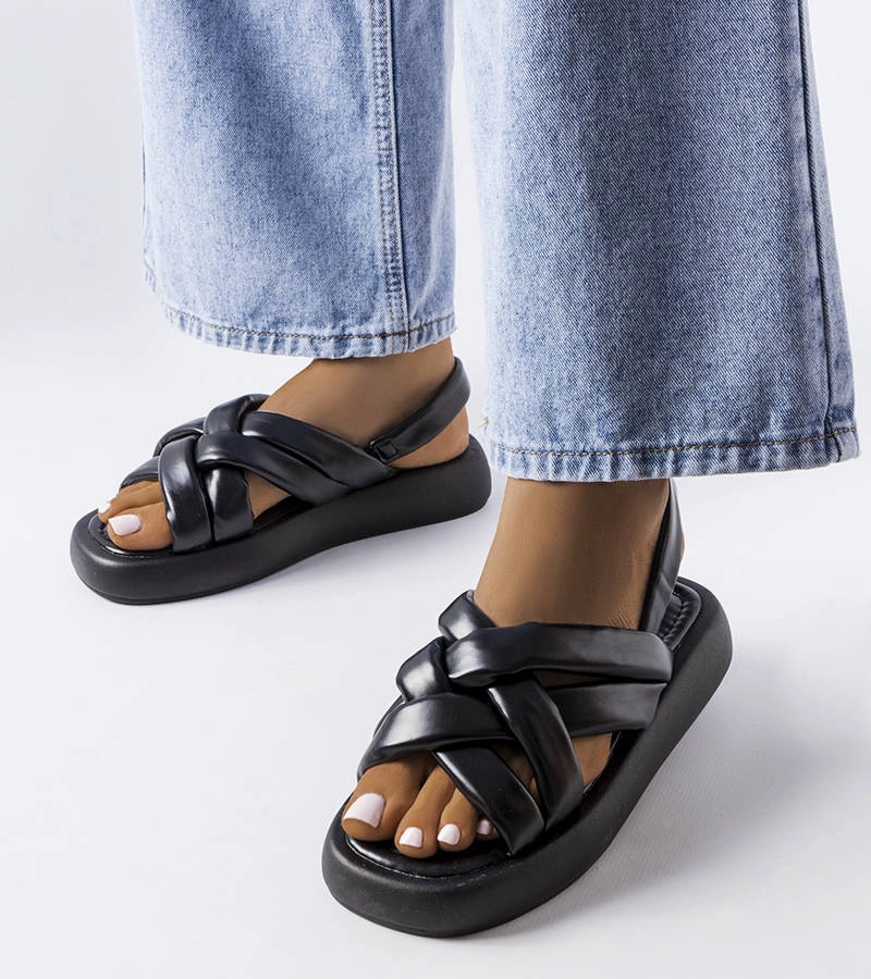 Czarne klapki na platformie