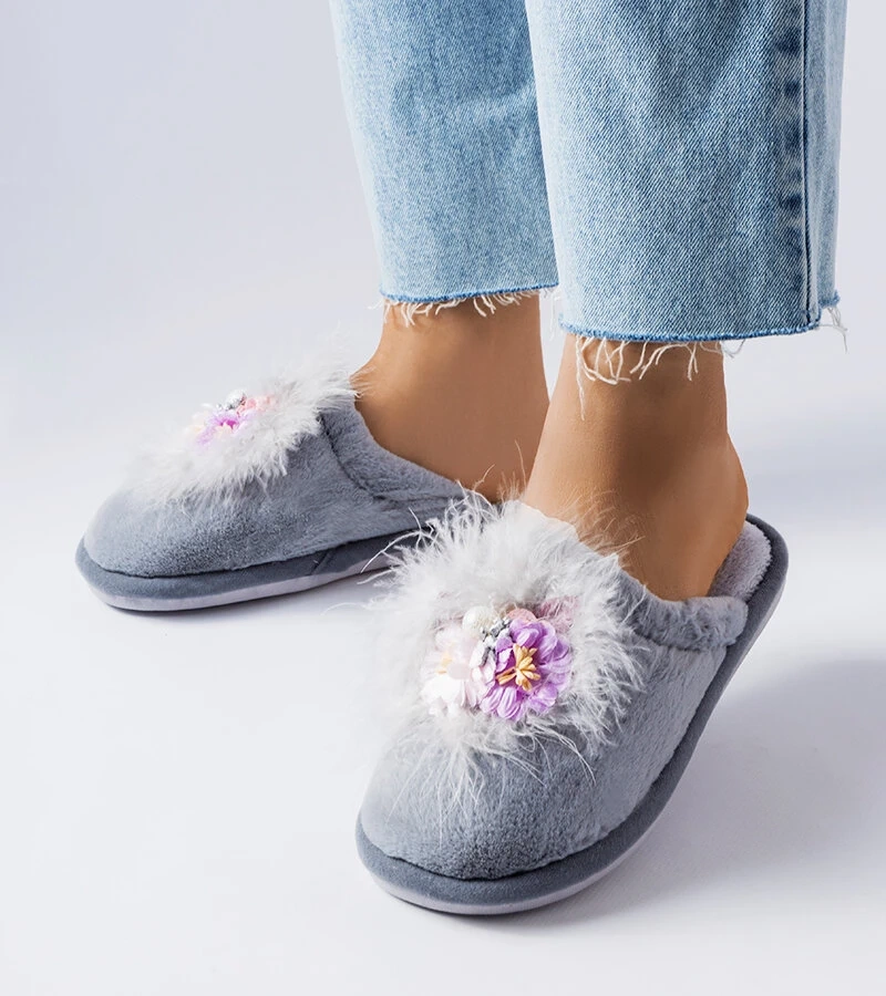 Szare ciepłe kapcie z kwiatkami