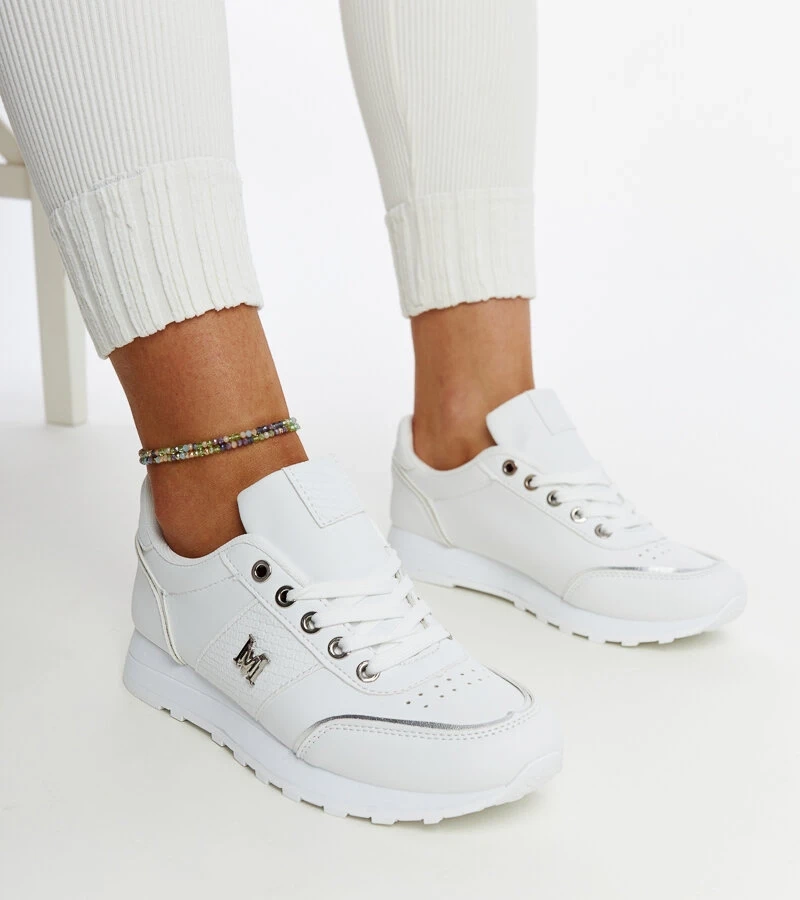 Białe sneakersy na grubej podeszwie