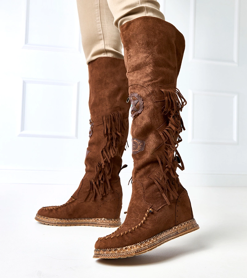 Brązowe kozaki z frędzelkami na koturnie