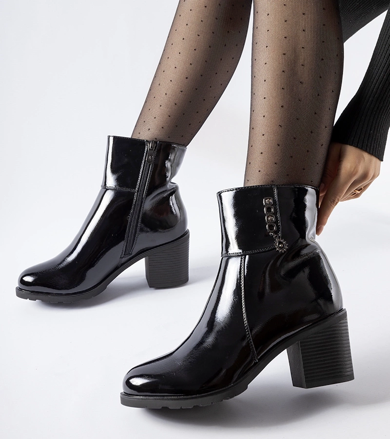 Czarne lakierowane botki na słupku z zawieszką