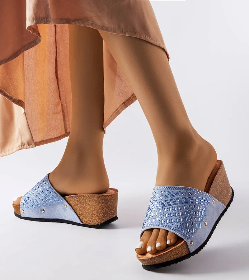 Niebieskie klapki na koturnie z cyrkoniami