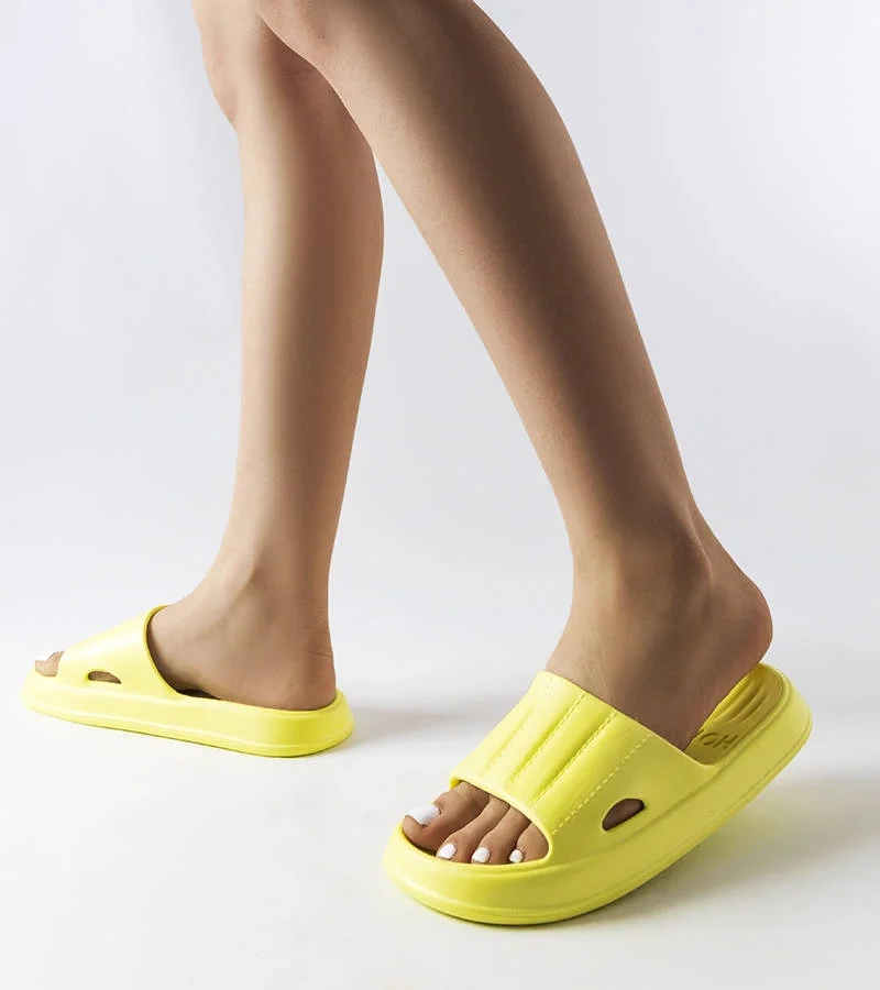 Zielone sportowe klapki