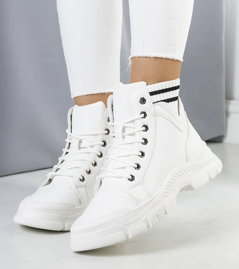 Białe ocieplane traperki