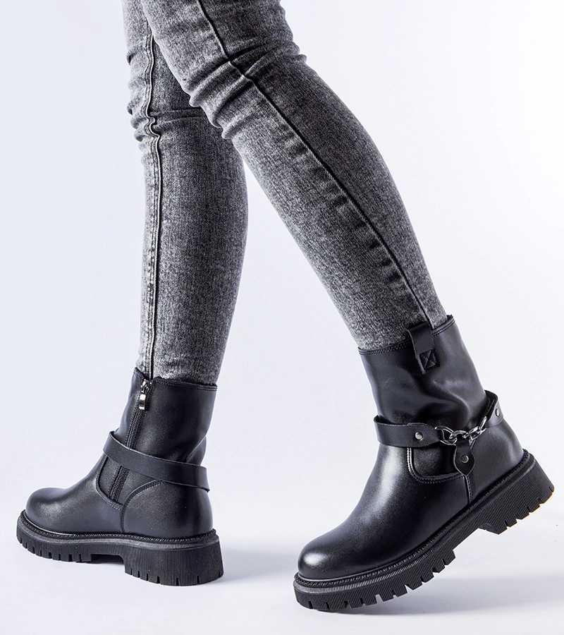 Czarne ocieplane botki z łańcuszkiem