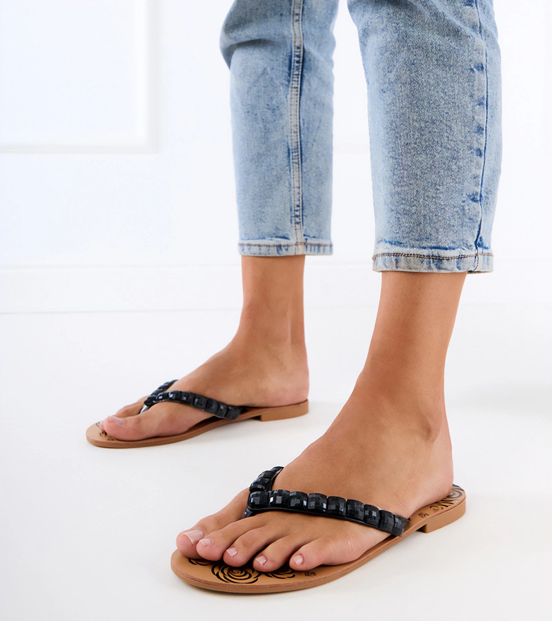 Hers Czarne klapki japonki zdobione kamykami