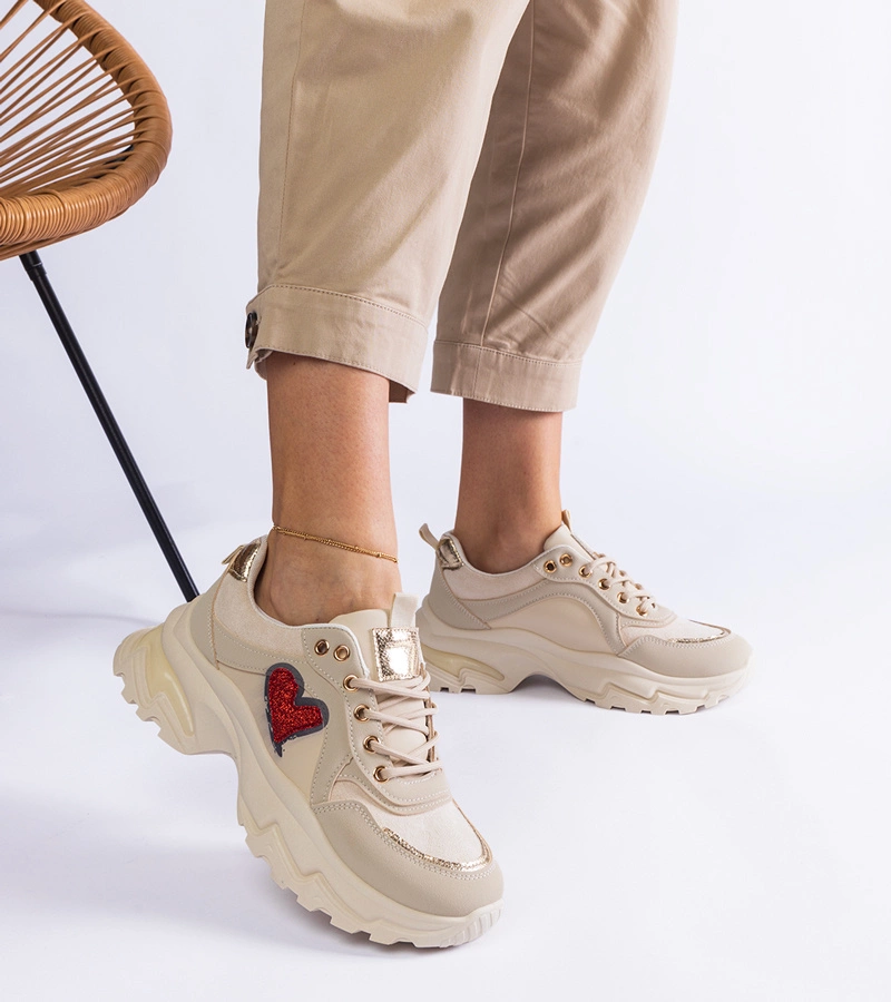 Beżowe sneakersy na platformie z serduszkiem