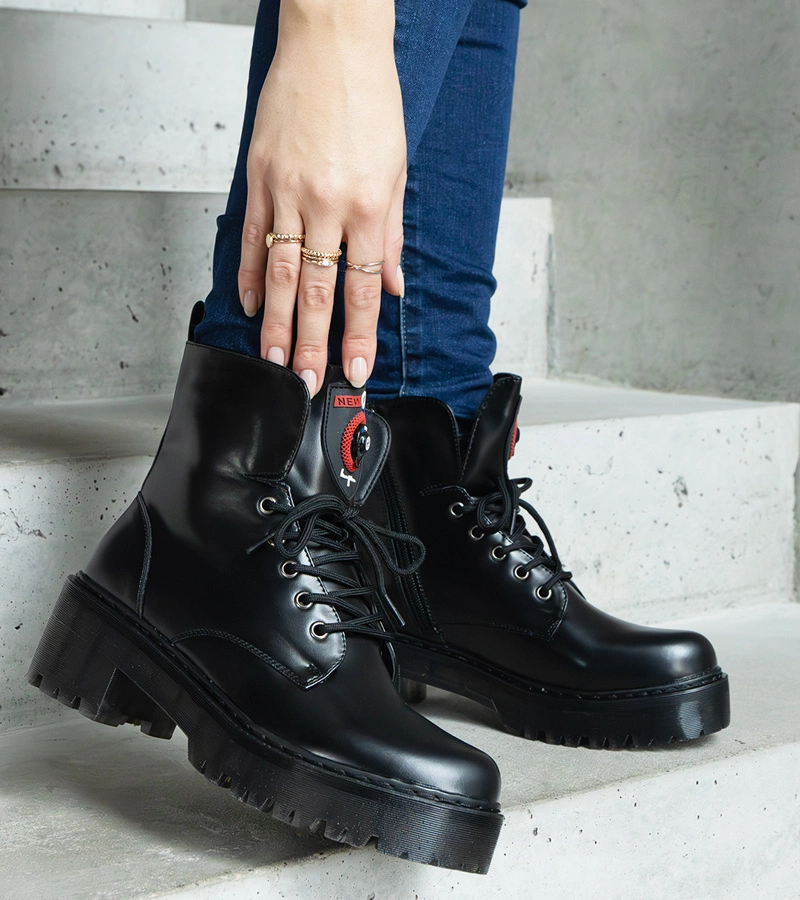 Czarne botki na wysokiej podeszwie