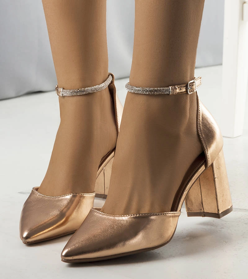 Szampańskie czółenka z ozdobnym paskiem