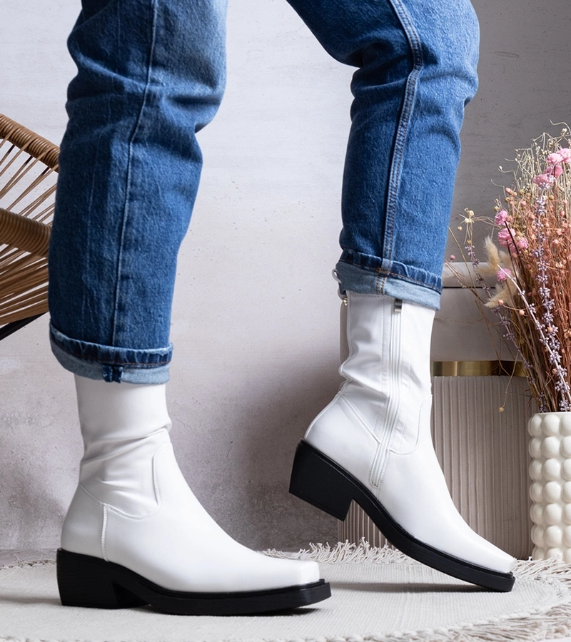 Białe botki z kwadratowym noskiem