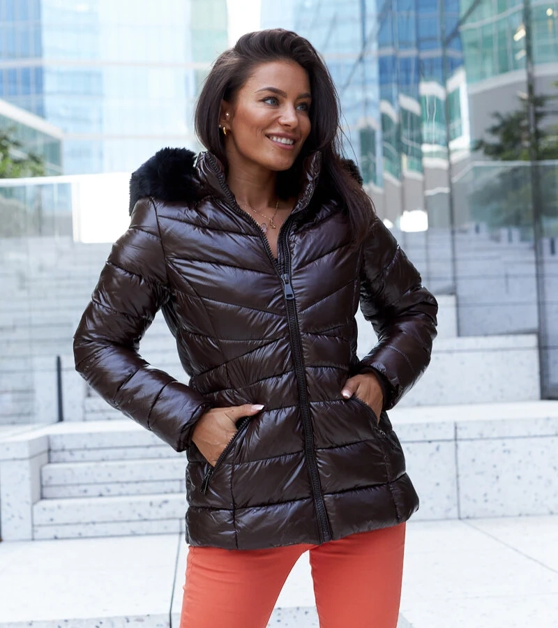 Brązowa kurtka z rozpinanym kapturem