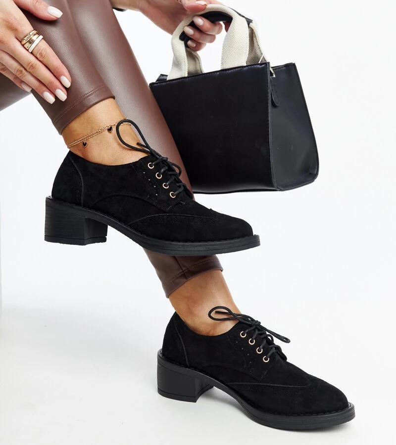 Czarne zamszowe półbuty obcasie