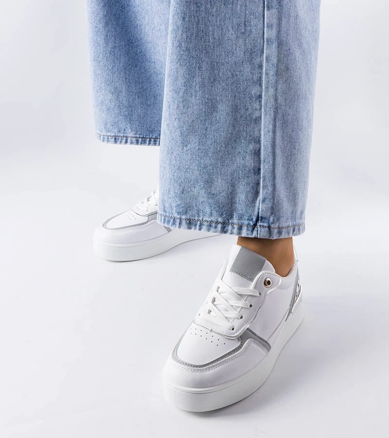 Białe sneakersy ze zdobionym zapiętkiem