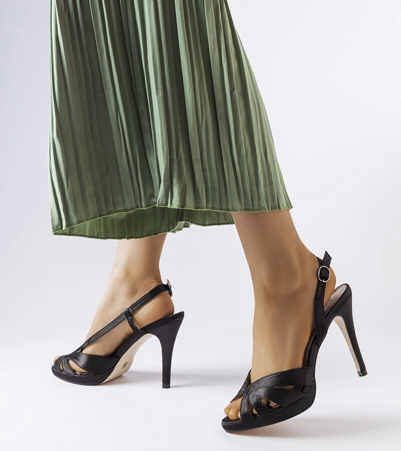 Czarne sandały na szpilce