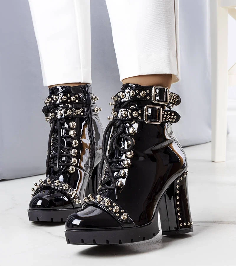 Czarne botki lakierowane z ćwiekami