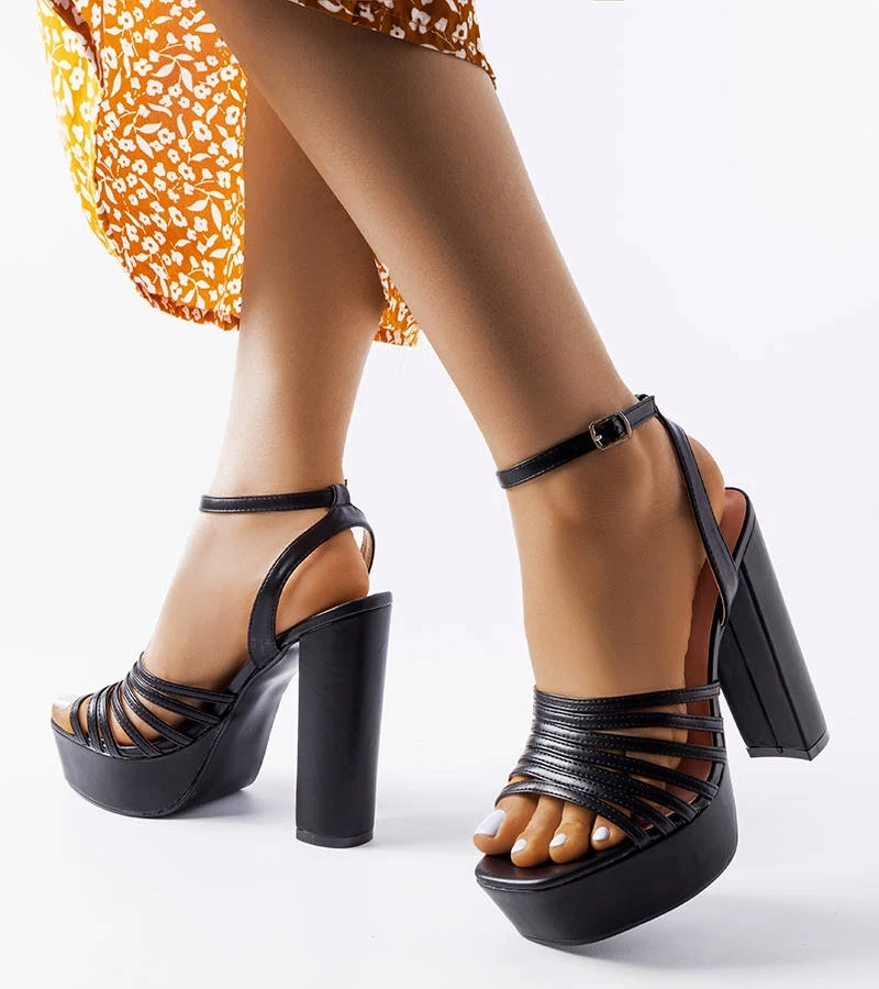 Czarne lakierowane masywne sandały na słupku