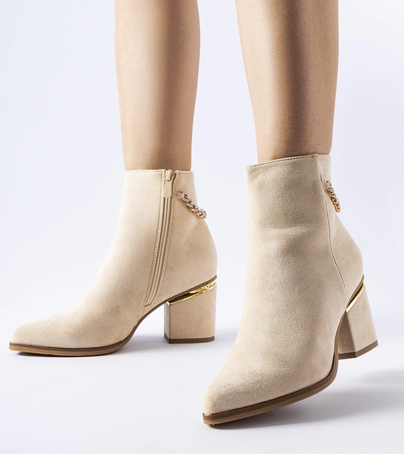 Beżowe ocieplane botki na słupku