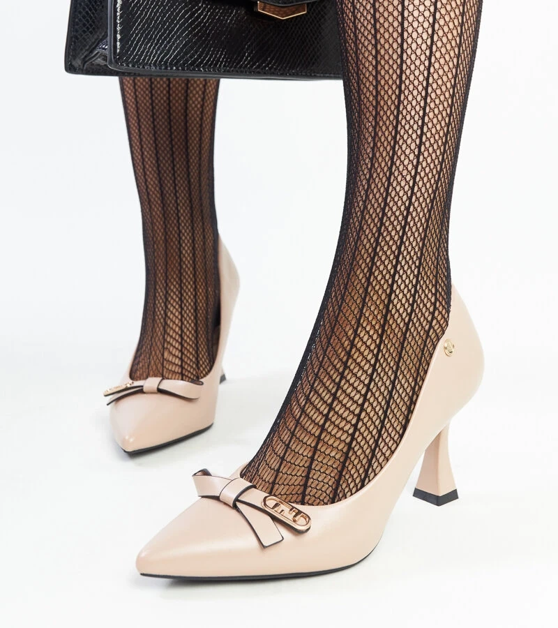 Beżowe czółenka na słupku Vinceza