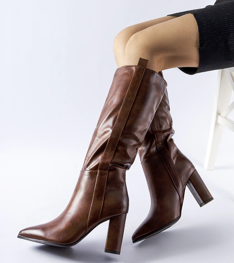 Brązowe wsuwane klasyczne kozaki na słupku