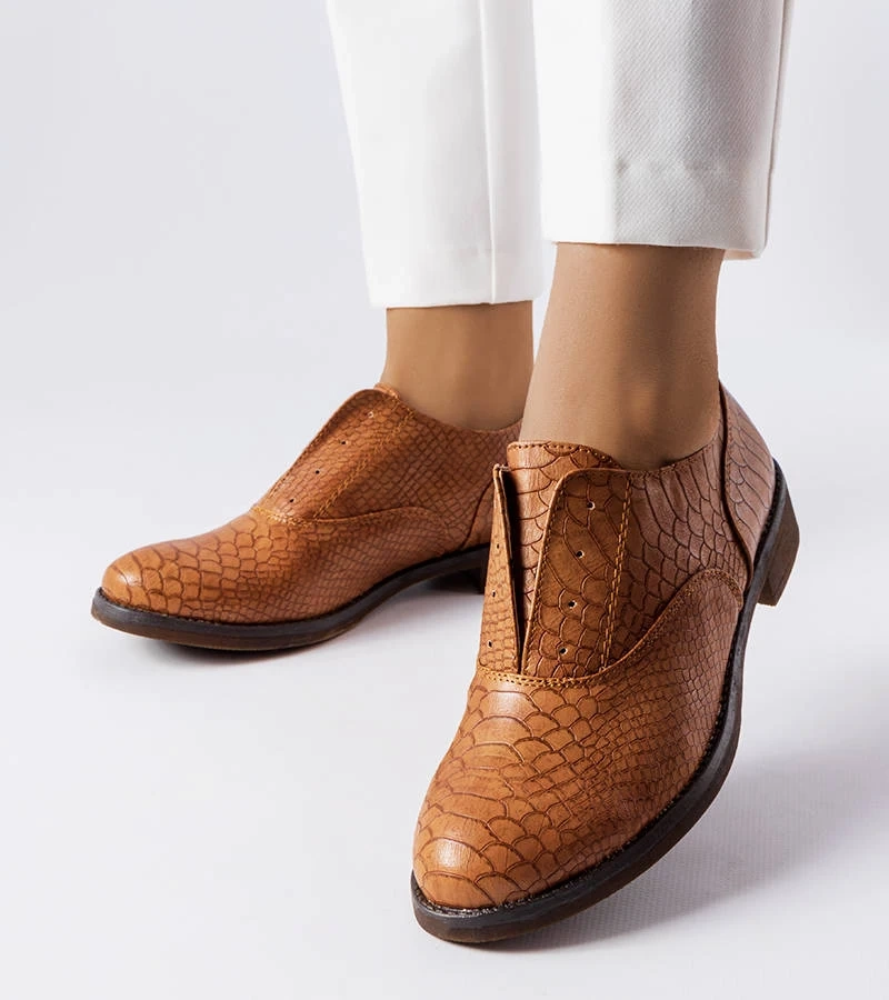 Brązowe eleganckie półbuty z fakturowej ekoskóry