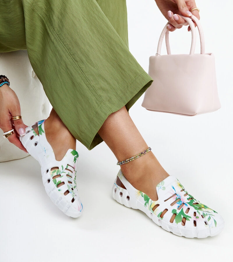 Białe gumowe klapki ze wzorem