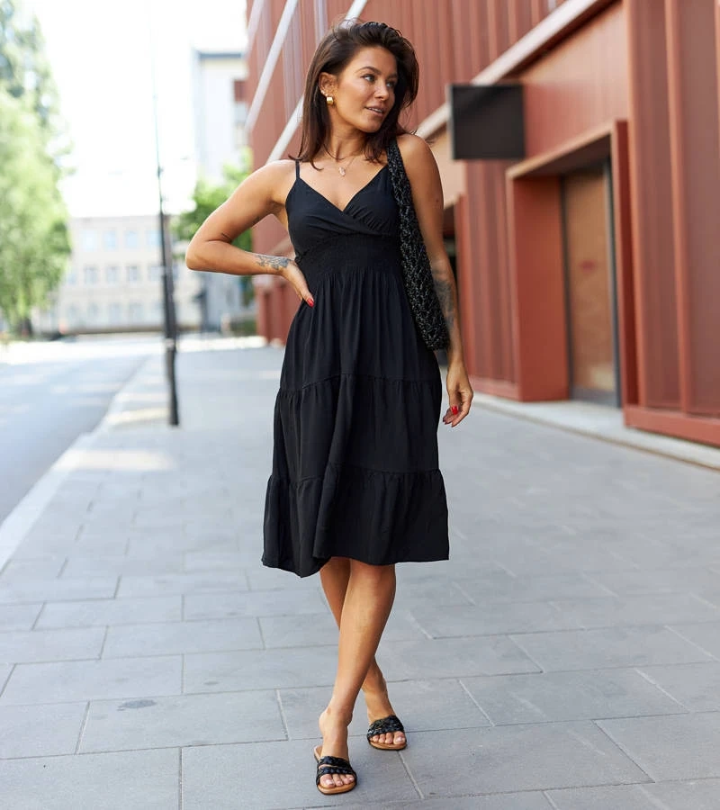 Czarna rozkloszowana sukienka na ramiączkach