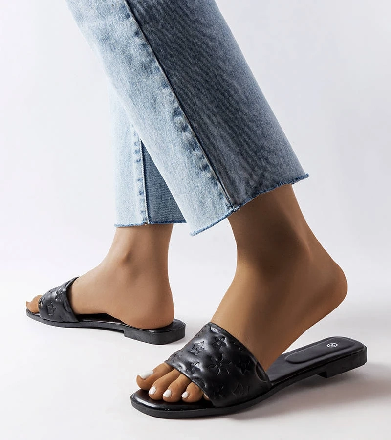 Czarne płaskie klapki