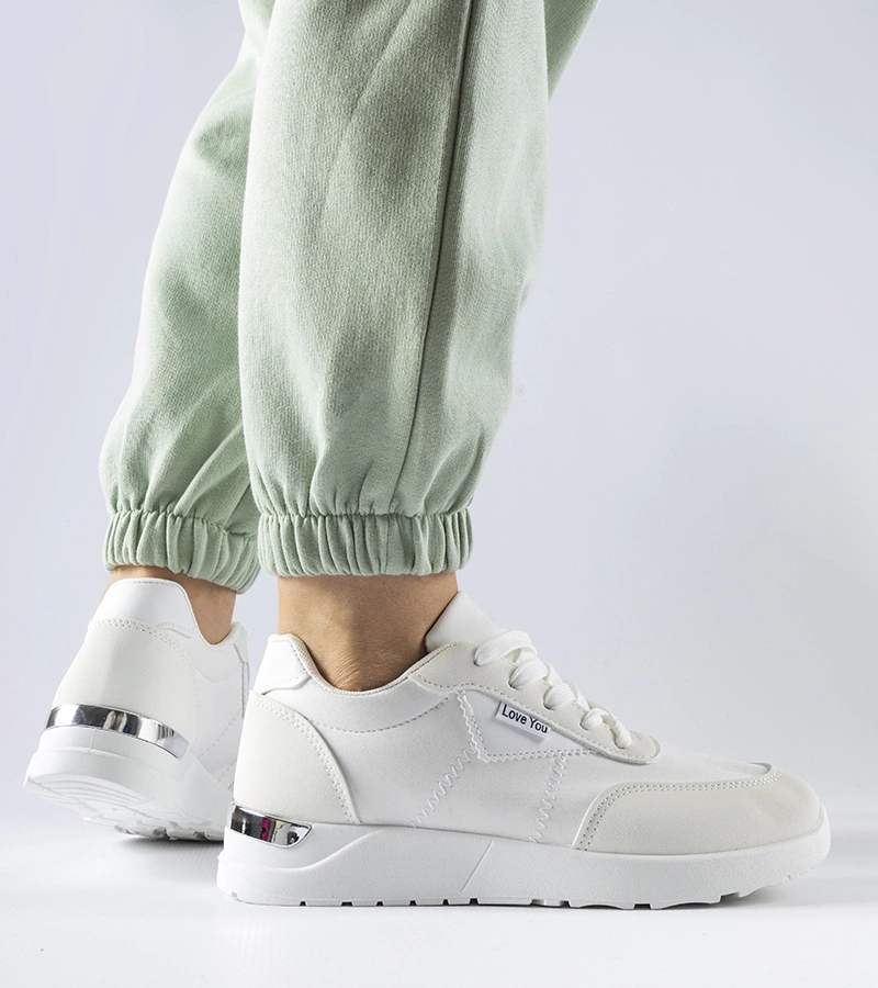 Białe materiałowe sneakersy