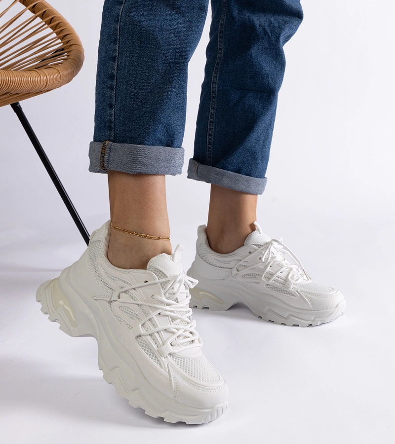 Białe sneakersy sportowe na masywnej podeszwie