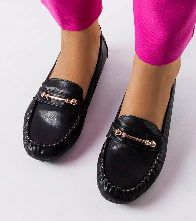Czarne mokasyny z metalową aplikacją