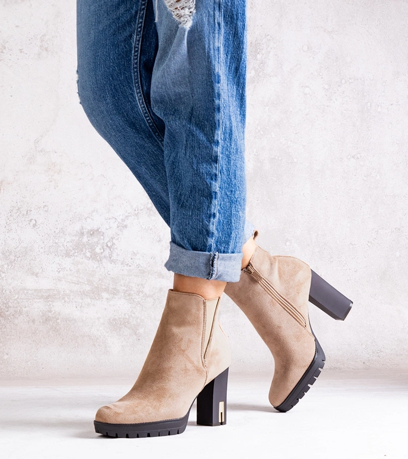 Beżowe botki na słupku z cyrkoniami