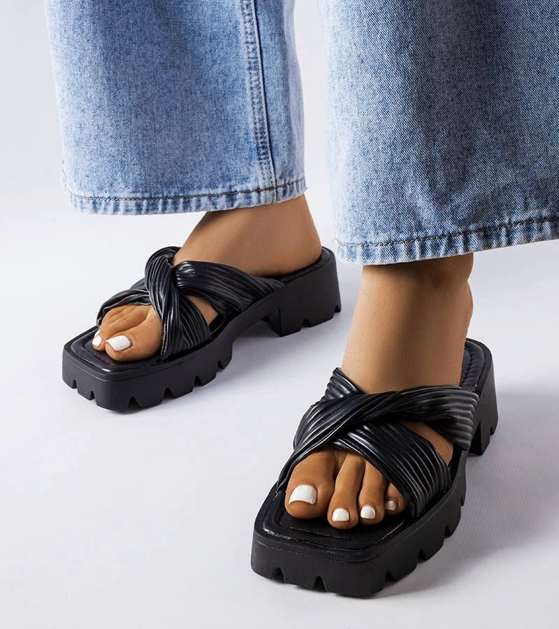 Czarne klapki na masywnej podeszwie