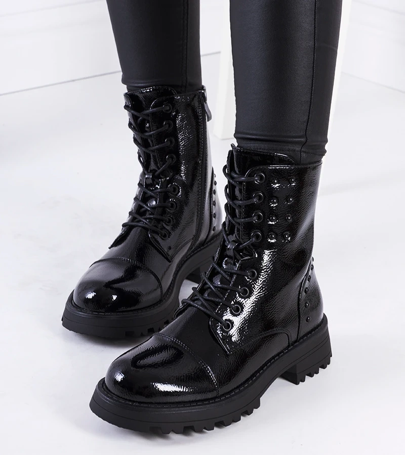 Czarne botki z ćwiekami lakierowane