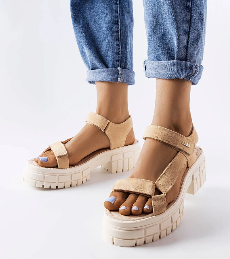 Beżowe sandały na słupku Big Star LL276036