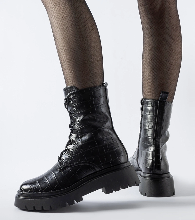 Czarne lakierowane ocieplane trapery