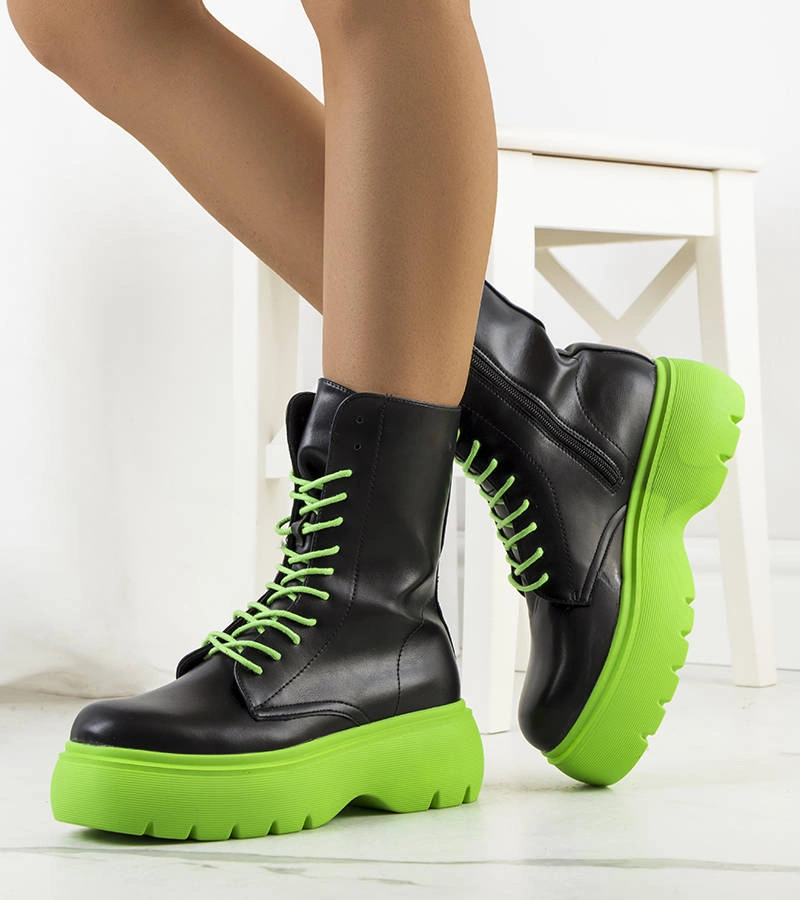 Czarne botki na zielonej podeszwie
