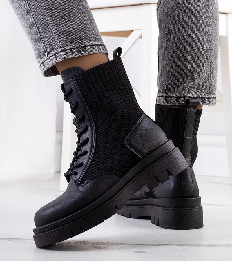 Czarne traperki z materiałowymi wstawkami