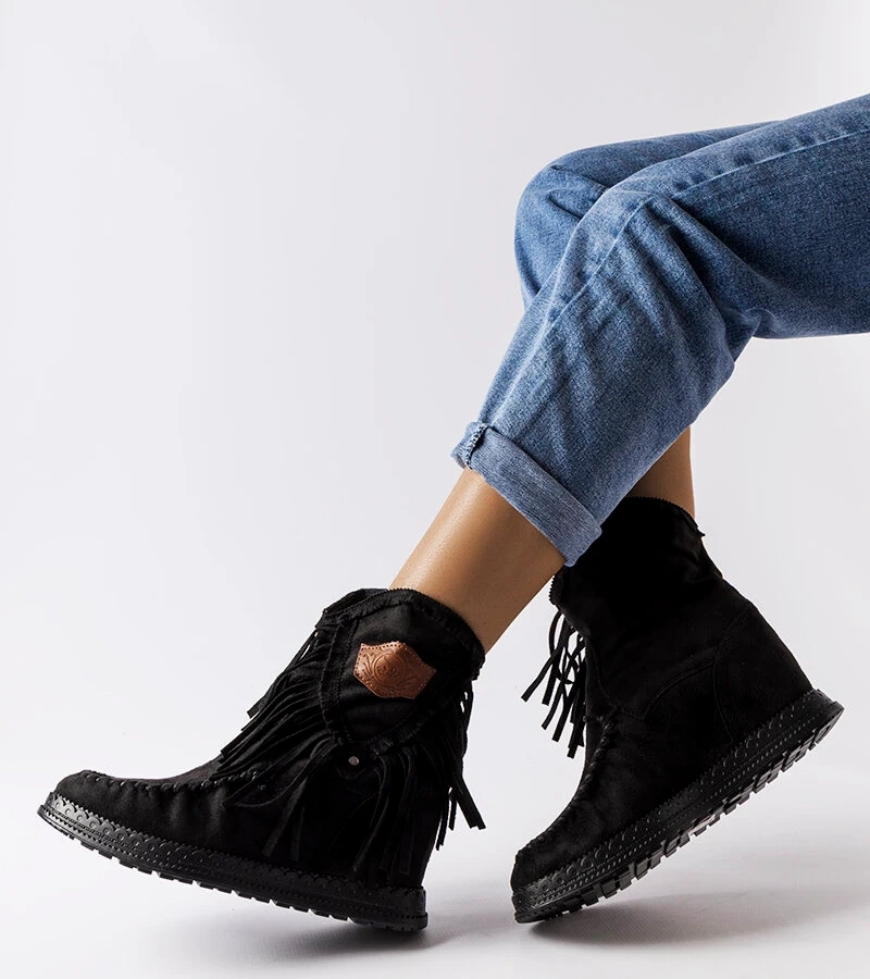 Czarne botki na koturnie z frędzelkami