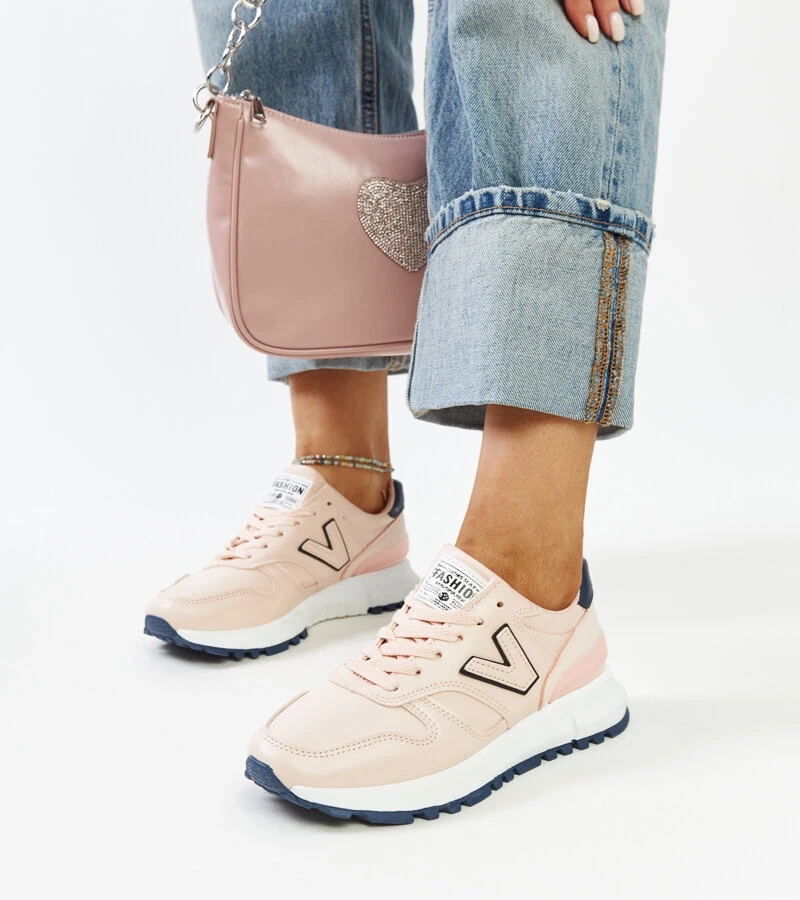 Różowe sneakersy na grubszej podeszwie