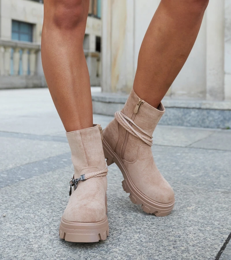 Beżowe botki z ozdobną bransoletką