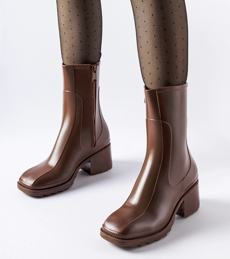 Brązowe zapinane kalosze na klocku